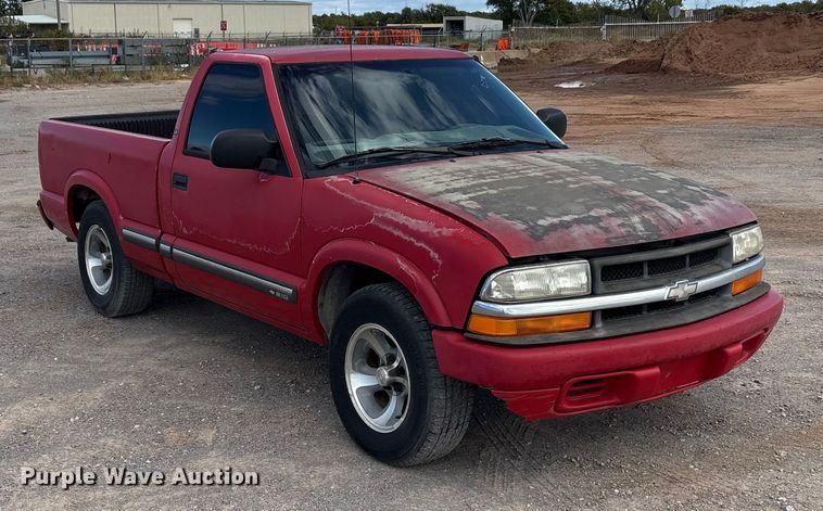 image for item EA7643 2001 Chevrolet S10 pickup truck