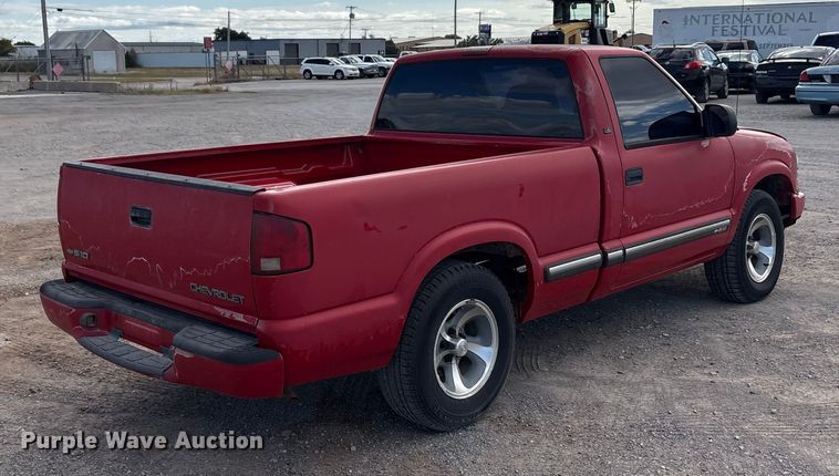 image for item EA7643 2001 Chevrolet S10 pickup truck