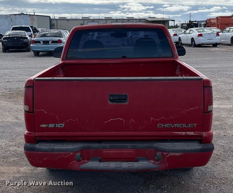 image for item EA7643 2001 Chevrolet S10 pickup truck