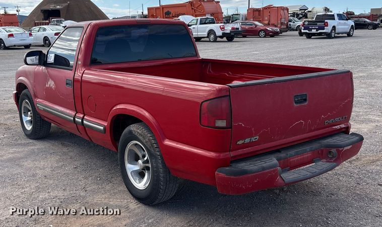 image for item EA7643 2001 Chevrolet S10 pickup truck