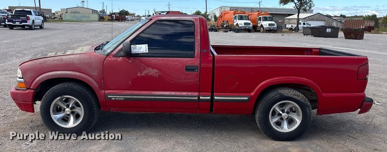 image for item EA7643 2001 Chevrolet S10 pickup truck