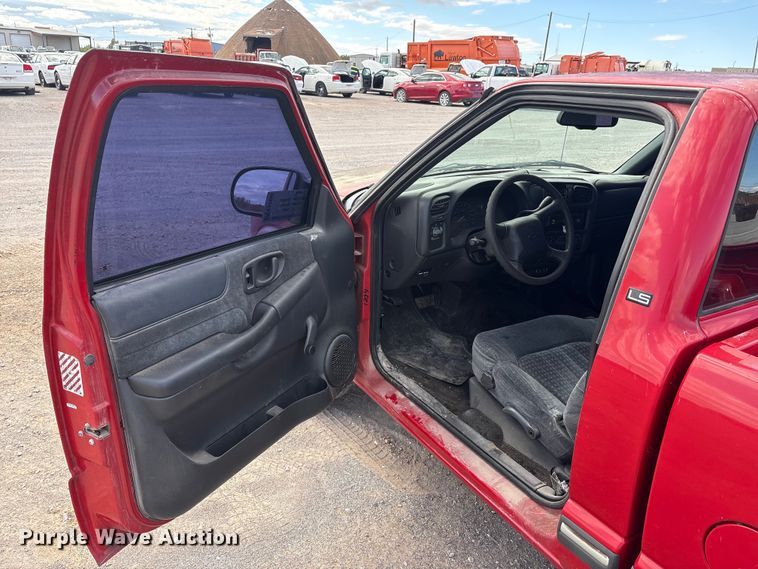 image for item EA7643 2001 Chevrolet S10 pickup truck