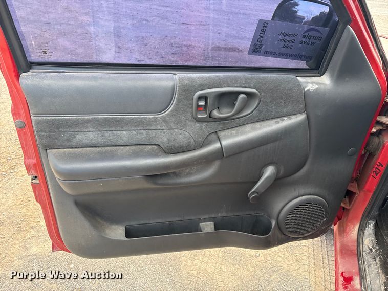 image for item EA7643 2001 Chevrolet S10 pickup truck