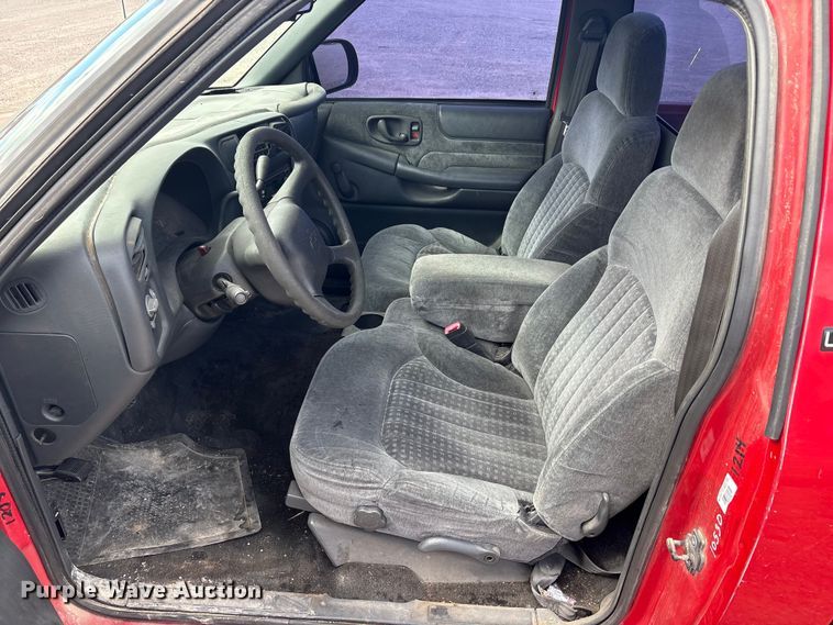 image for item EA7643 2001 Chevrolet S10 pickup truck