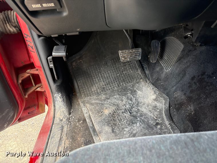 image for item EA7643 2001 Chevrolet S10 pickup truck