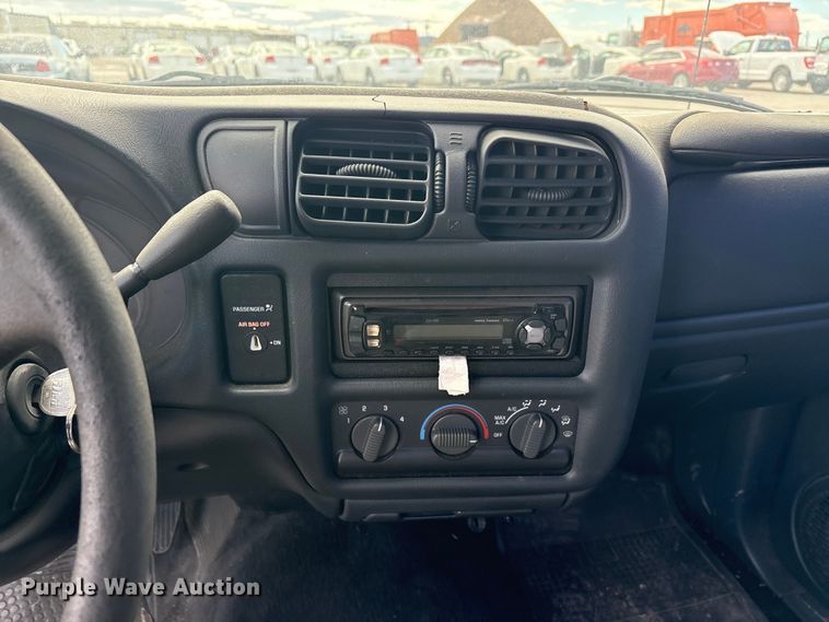 image for item EA7643 2001 Chevrolet S10 pickup truck