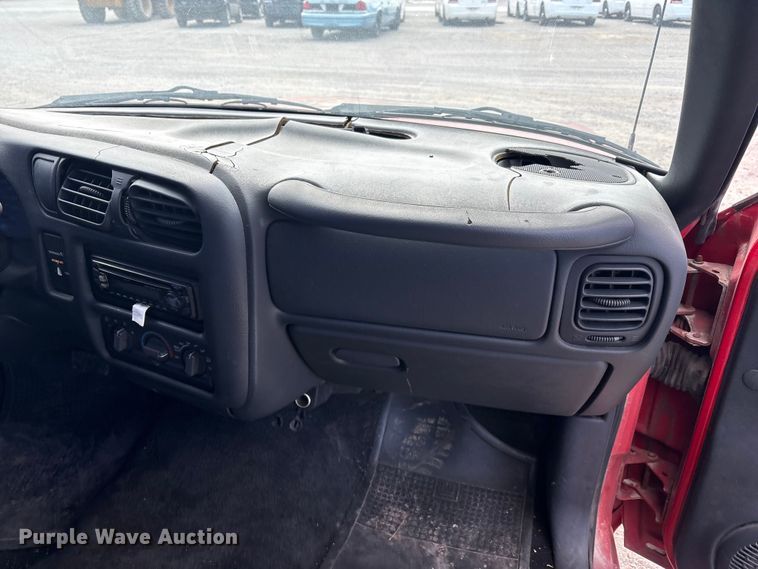 image for item EA7643 2001 Chevrolet S10 pickup truck