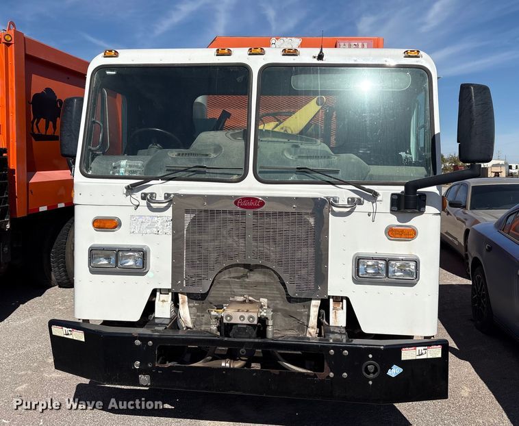 image for item EA7649 2013 Peterbilt 320 refuse truck