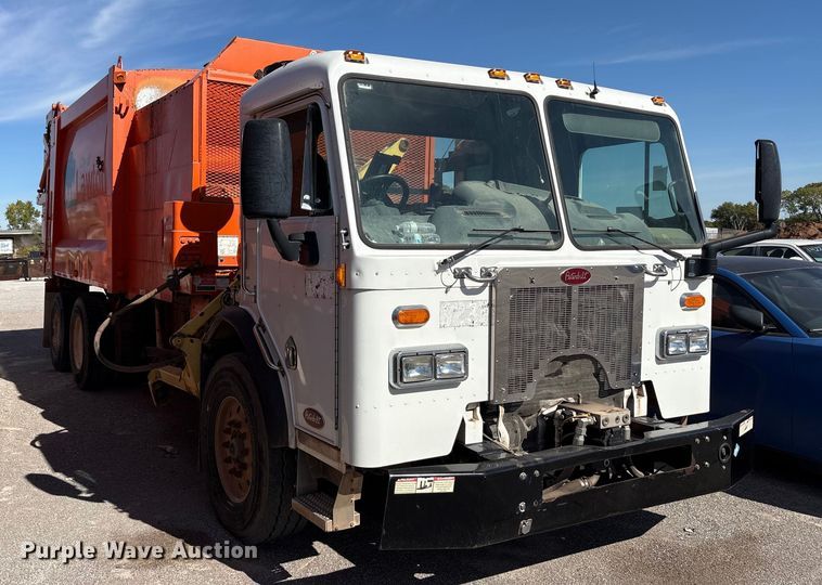 image for item EA7649 2013 Peterbilt 320 refuse truck