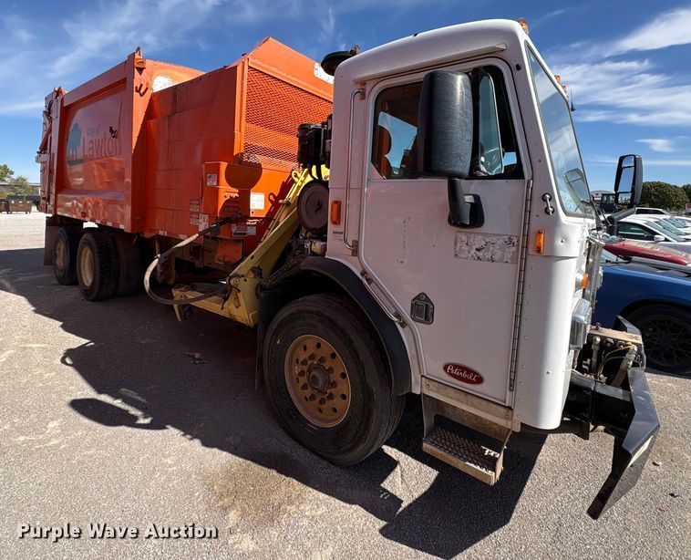 image for item EA7649 2013 Peterbilt 320 refuse truck