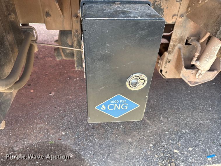 image for item EA7649 2013 Peterbilt 320 refuse truck