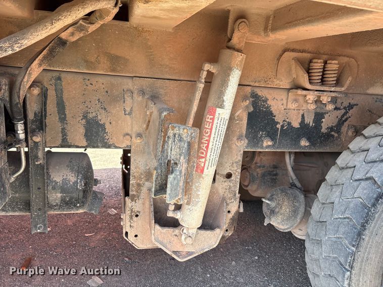 image for item EA7649 2013 Peterbilt 320 refuse truck