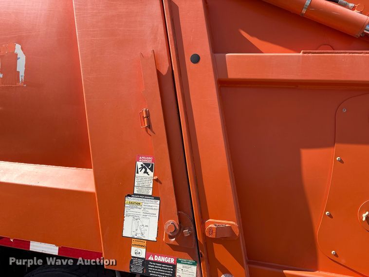 image for item EA7649 2013 Peterbilt 320 refuse truck