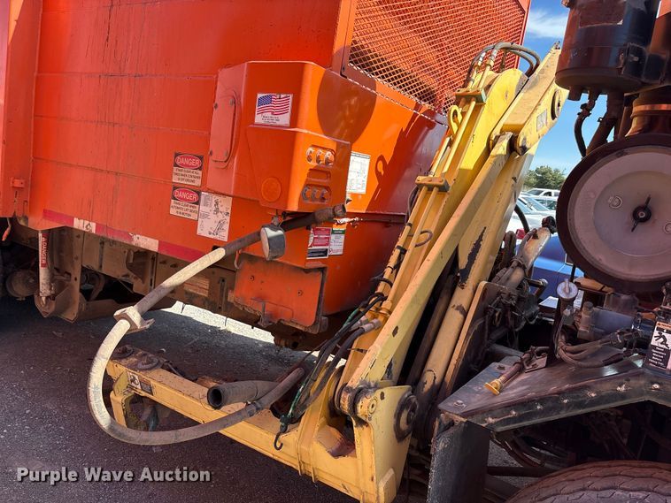 image for item EA7649 2013 Peterbilt 320 refuse truck