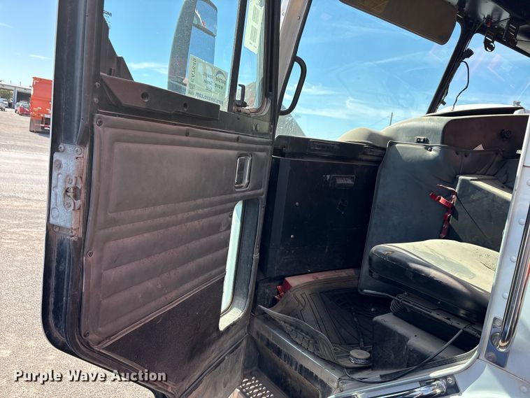 image for item EA7649 2013 Peterbilt 320 refuse truck