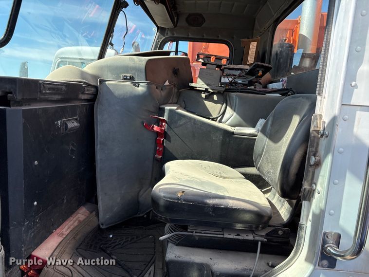 image for item EA7649 2013 Peterbilt 320 refuse truck