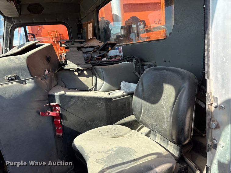 image for item EA7649 2013 Peterbilt 320 refuse truck