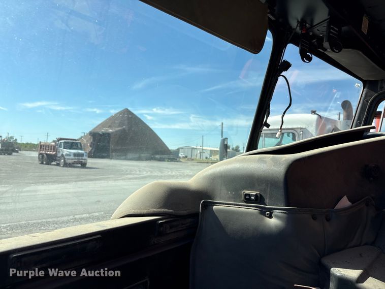 image for item EA7649 2013 Peterbilt 320 refuse truck