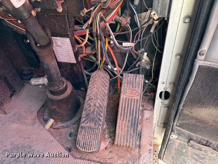 image for item EA7649 2013 Peterbilt 320 refuse truck