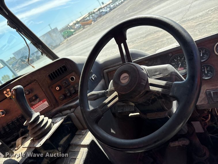 image for item EA7649 2013 Peterbilt 320 refuse truck