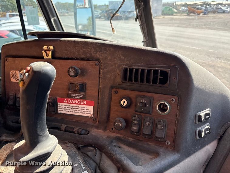 image for item EA7649 2013 Peterbilt 320 refuse truck