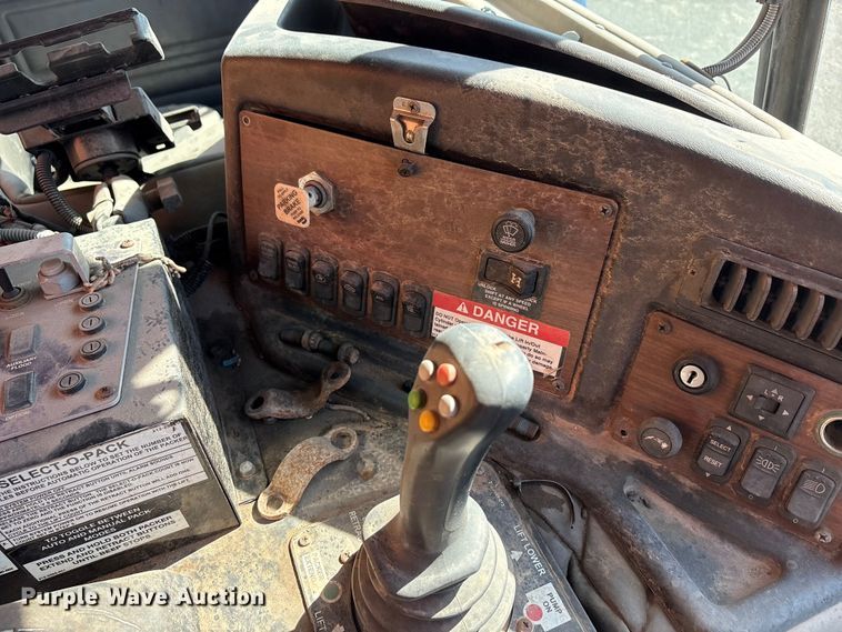 image for item EA7649 2013 Peterbilt 320 refuse truck