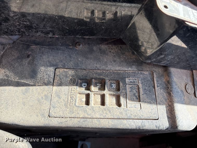 image for item EA7649 2013 Peterbilt 320 refuse truck