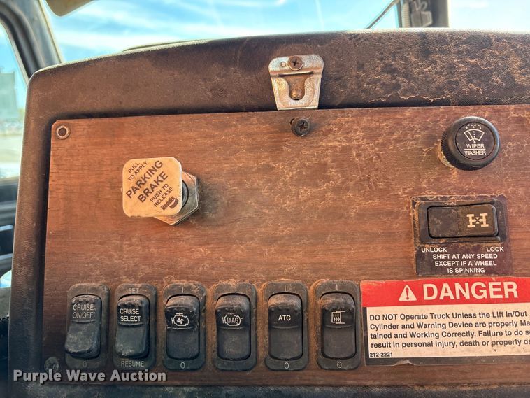 image for item EA7649 2013 Peterbilt 320 refuse truck