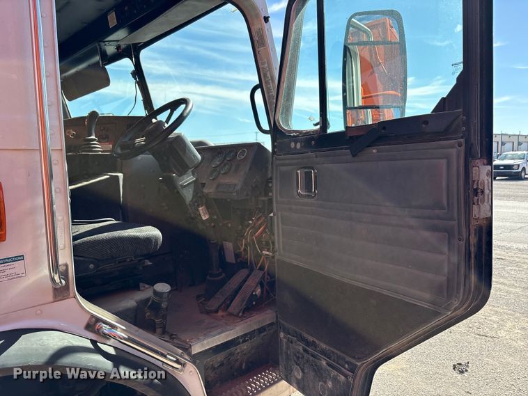 image for item EA7649 2013 Peterbilt 320 refuse truck