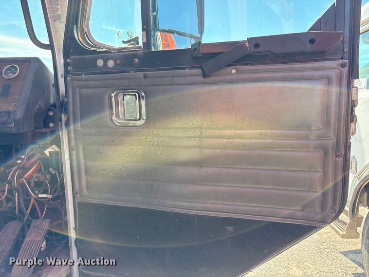 image for item EA7649 2013 Peterbilt 320 refuse truck