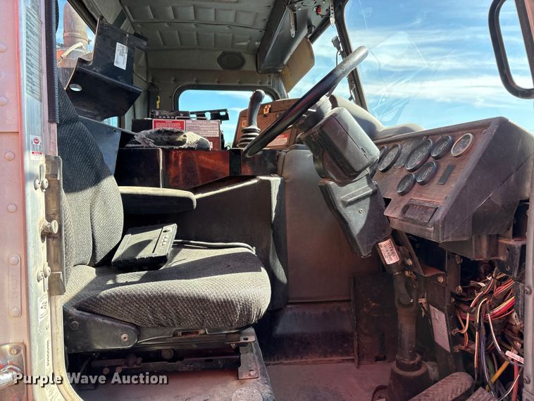 image for item EA7649 2013 Peterbilt 320 refuse truck