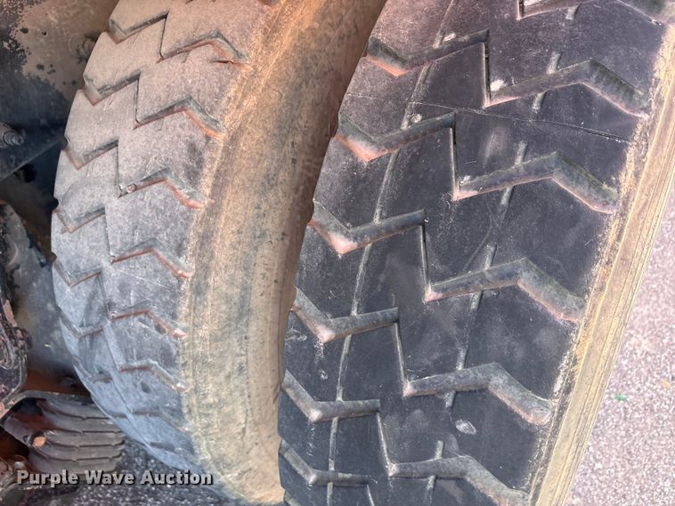 image for item EA7649 2013 Peterbilt 320 refuse truck