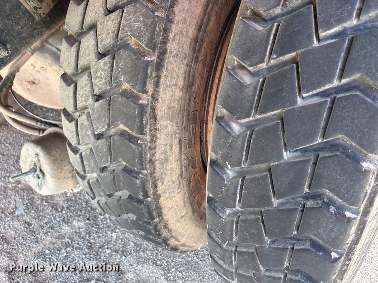 image for item EA7649 2013 Peterbilt 320 refuse truck