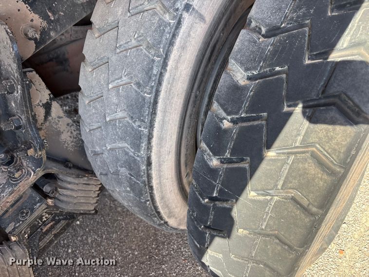 image for item EA7649 2013 Peterbilt 320 refuse truck