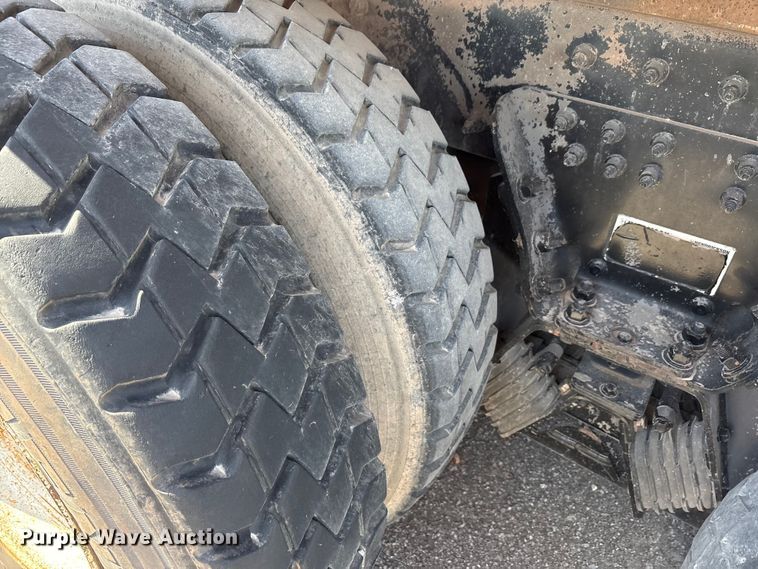 image for item EA7649 2013 Peterbilt 320 refuse truck