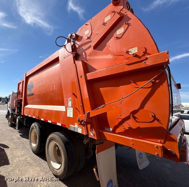 image for item EA7650 2013 Peterbilt 320 refuse truck