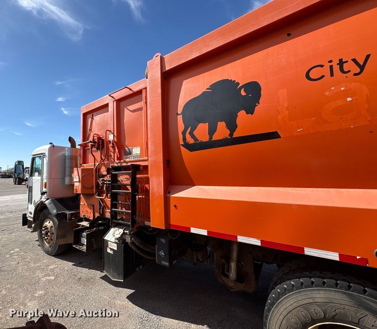 image for item EA7650 2013 Peterbilt 320 refuse truck