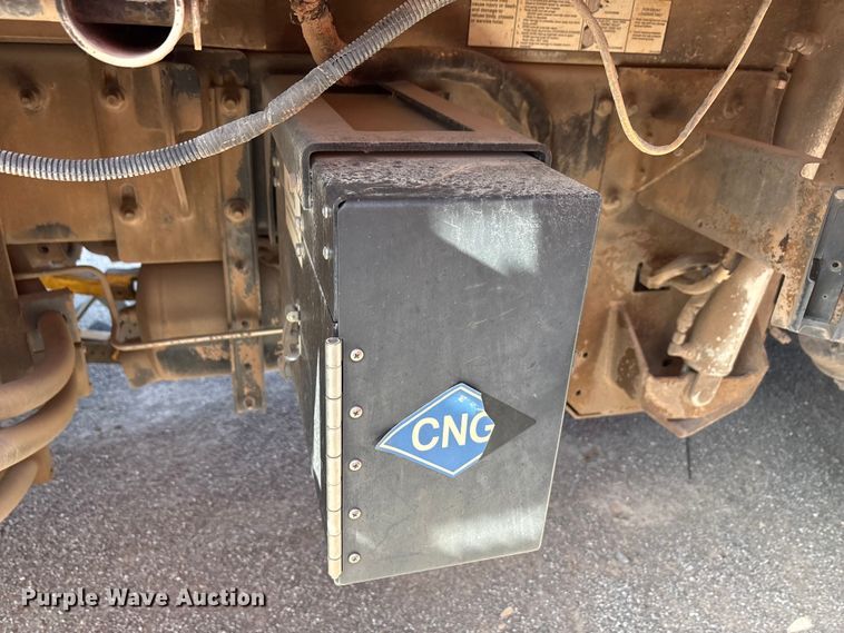 image for item EA7650 2013 Peterbilt 320 refuse truck