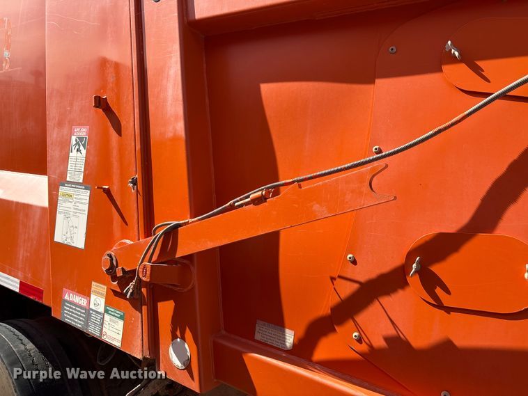 image for item EA7650 2013 Peterbilt 320 refuse truck