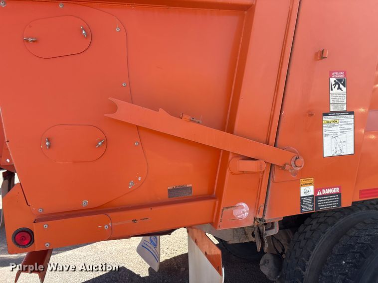 image for item EA7650 2013 Peterbilt 320 refuse truck