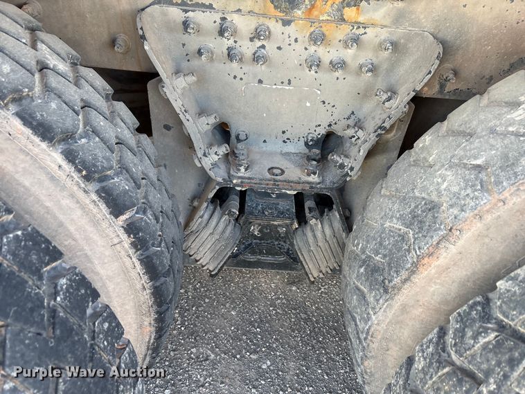 image for item EA7650 2013 Peterbilt 320 refuse truck