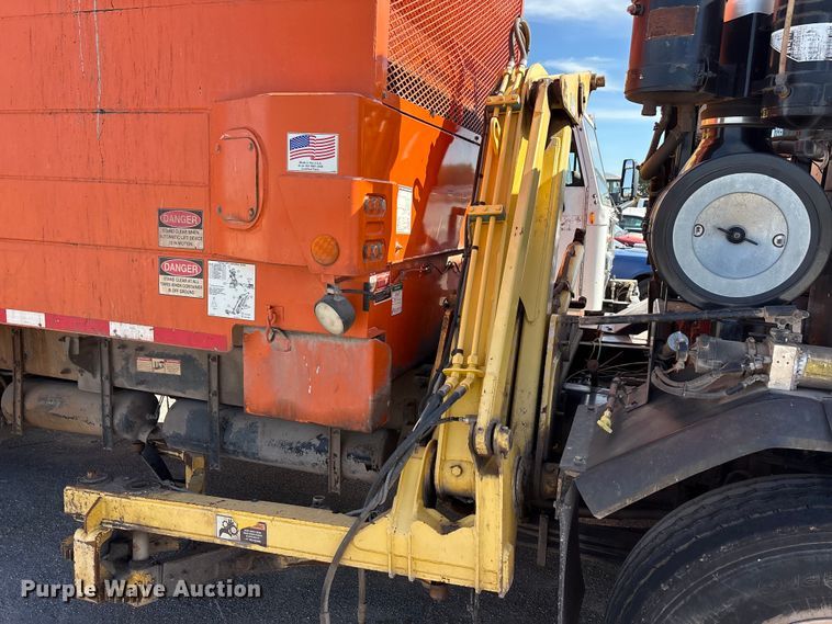 image for item EA7650 2013 Peterbilt 320 refuse truck