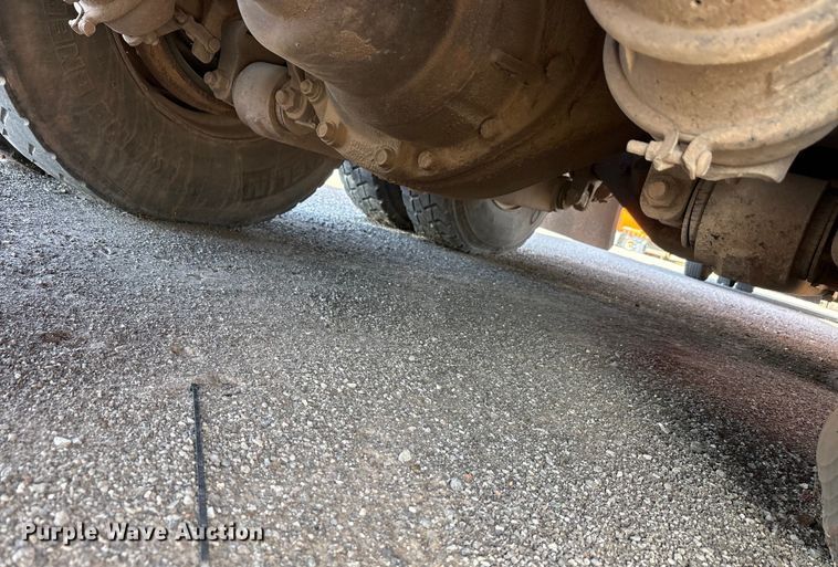 image for item EA7650 2013 Peterbilt 320 refuse truck