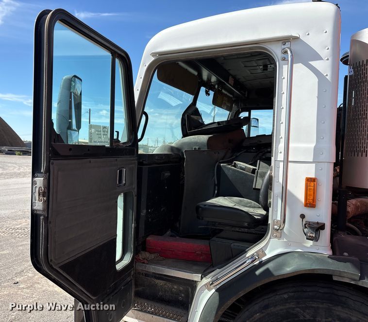 image for item EA7650 2013 Peterbilt 320 refuse truck