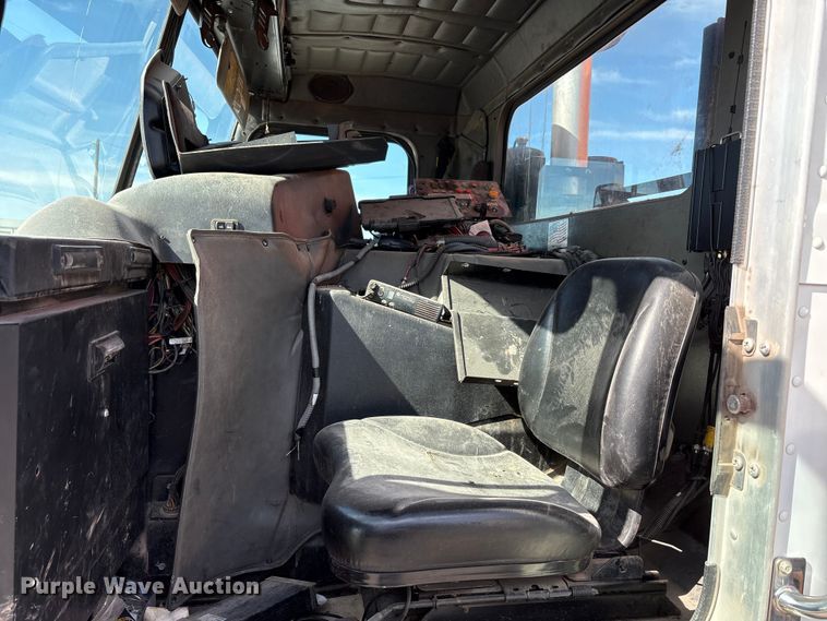 image for item EA7650 2013 Peterbilt 320 refuse truck