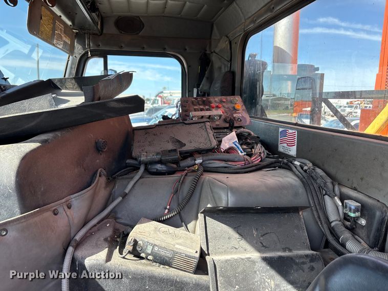 image for item EA7650 2013 Peterbilt 320 refuse truck