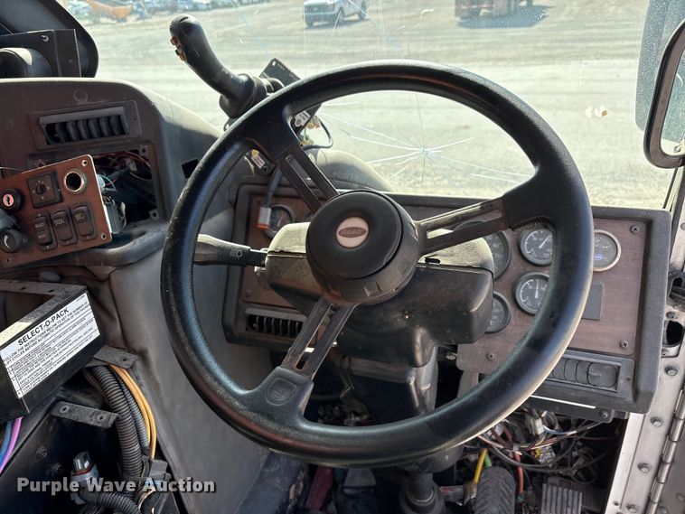 image for item EA7650 2013 Peterbilt 320 refuse truck