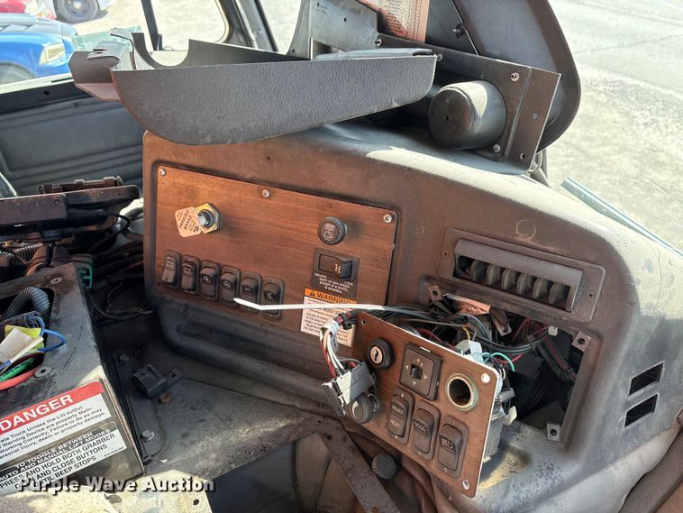 image for item EA7650 2013 Peterbilt 320 refuse truck