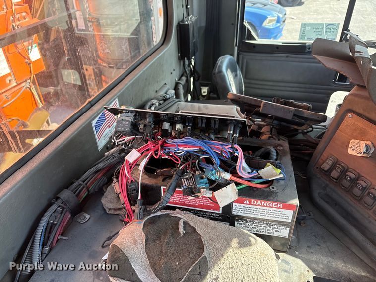 image for item EA7650 2013 Peterbilt 320 refuse truck