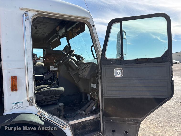 image for item EA7650 2013 Peterbilt 320 refuse truck